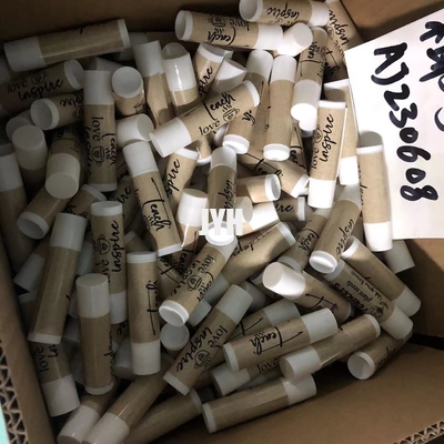 De volwassen Organische Vochtigheid Rijke SPF 15 van de Muntlippenpommade beschermt Lippen tegen de Stralen van UVA UVB
