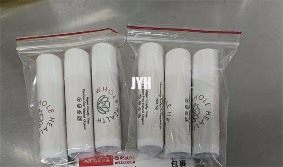 De volwassen Organische Vochtigheid Rijke SPF 15 van de Muntlippenpommade beschermt Lippen tegen de Stralen van UVA UVB